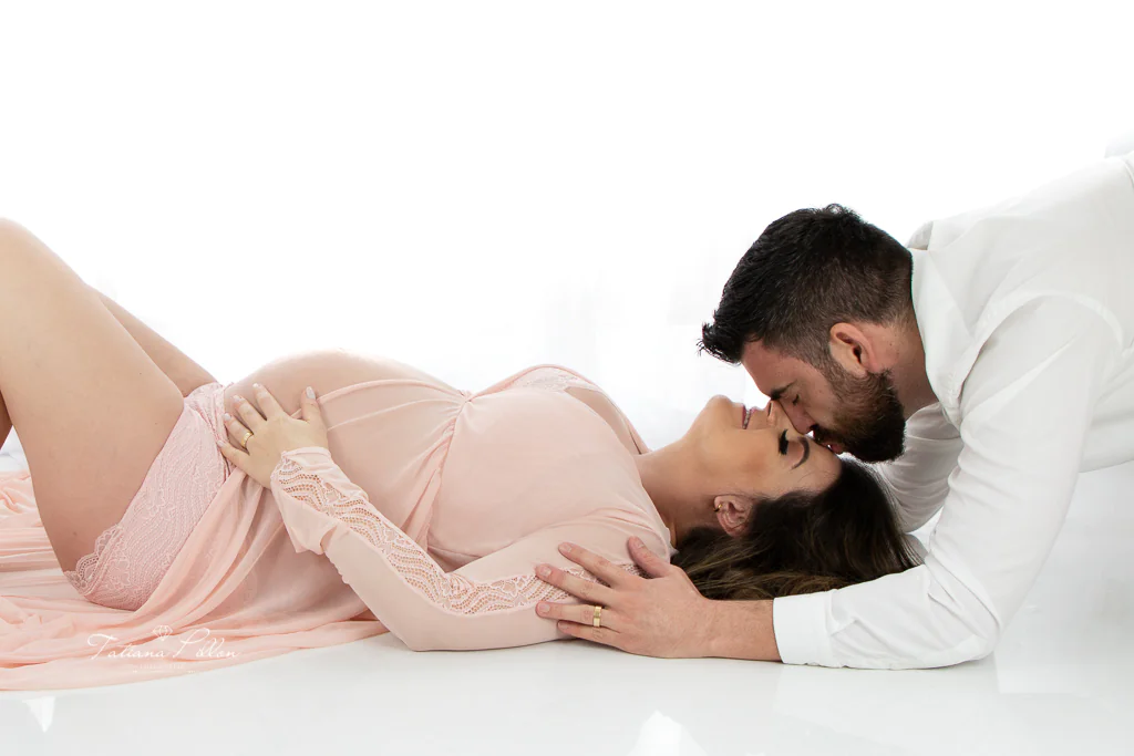 foto-de-gestante-estilo-boudoir Casal abraçado, em pose sensual. É uma sessão de fotos de gestante no estilo Boudoir