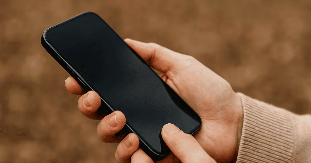 Pessoa segurando um smartphone, representando o uso de aplicativos para editar vídeos no celular com praticidade e mobilidade.